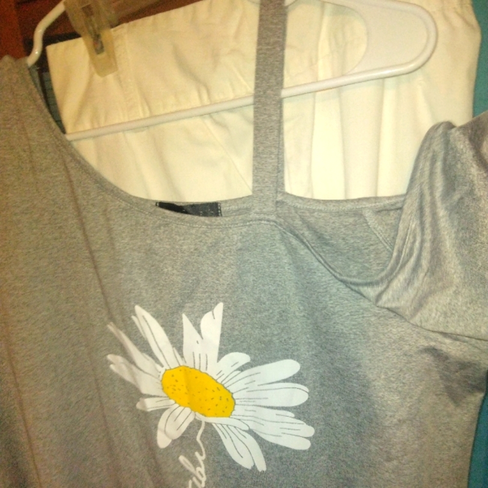 Gray Floral Women's Top Size X large & White Capri Pants Size 14 Women's